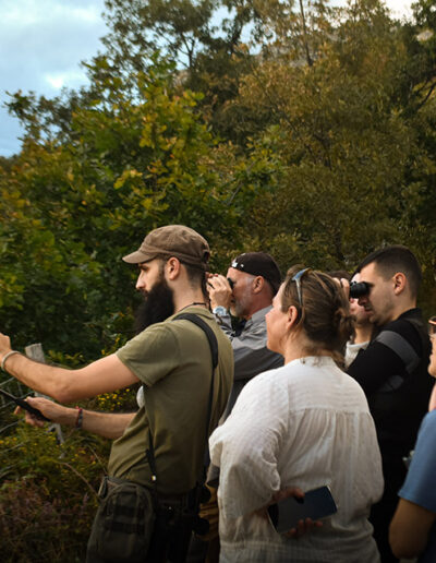 Grupo observando la berrea desde un lugar del Parque Natural de Redes